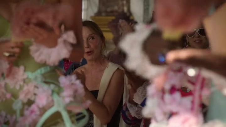 Emily_in_Paris_S02E10_WEBRip_x264-ION10_1832.jpg