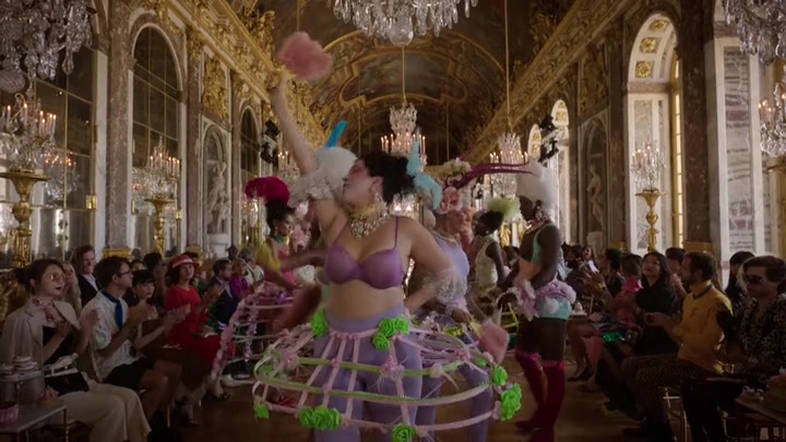 Emily_in_Paris_S02E10_WEBRip_x264-ION10_1839.jpg