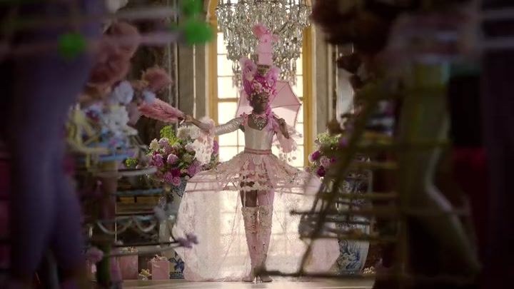 Emily_in_Paris_S02E10_WEBRip_x264-ION10_1841.jpg