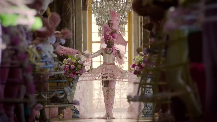 Emily_in_Paris_S02E10_WEBRip_x264-ION10_1842.jpg