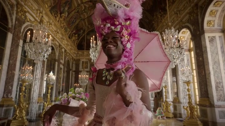 Emily_in_Paris_S02E10_WEBRip_x264-ION10_1857.jpg