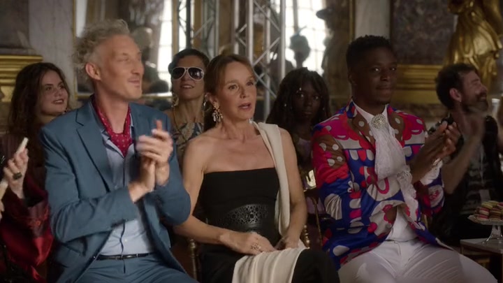 Emily_in_Paris_S02E10_WEBRip_x264-ION10_1863.jpg