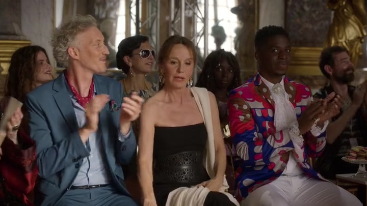 Emily_in_Paris_S02E10_WEBRip_x264-ION10_1864.jpg