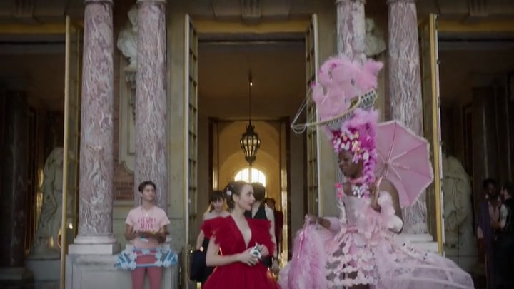 Emily_in_Paris_S02E10_WEBRip_x264-ION10_1885.jpg