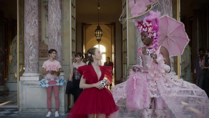 Emily_in_Paris_S02E10_WEBRip_x264-ION10_1886.jpg Emily_in_Paris_S02E10_WEBRip_x264-ION10_1886.jpg