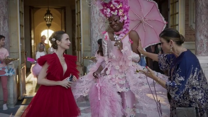 Emily_in_Paris_S02E10_WEBRip_x264-ION10_1892.jpg