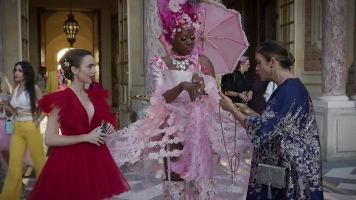 Emily_in_Paris_S02E10_WEBRip_x264-ION10_1896.jpg