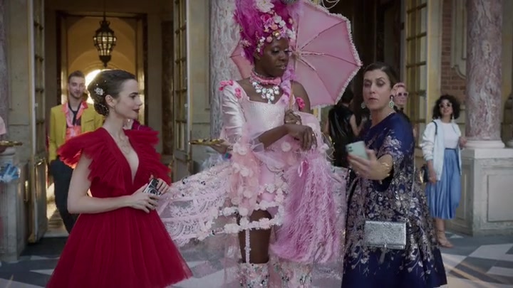 Emily_in_Paris_S02E10_WEBRip_x264-ION10_1898.jpg