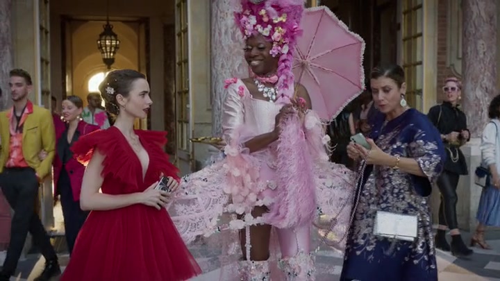 Emily_in_Paris_S02E10_WEBRip_x264-ION10_1900.jpg