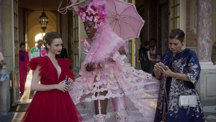 Emily_in_Paris_S02E10_WEBRip_x264-ION10_1903.jpg
