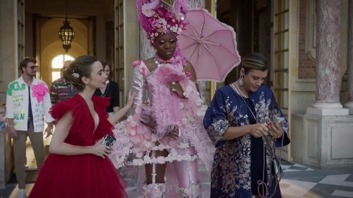 Emily_in_Paris_S02E10_WEBRip_x264-ION10_1907.jpg