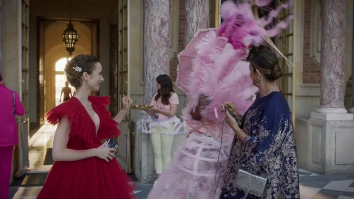 Emily_in_Paris_S02E10_WEBRip_x264-ION10_1913.jpg