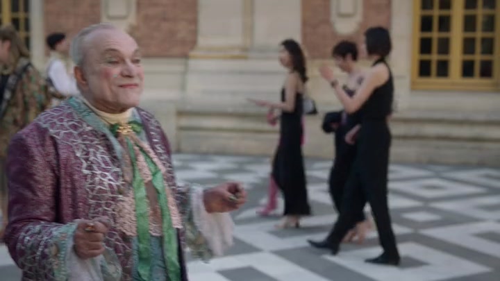 Emily_in_Paris_S02E10_WEBRip_x264-ION10_1916.jpg