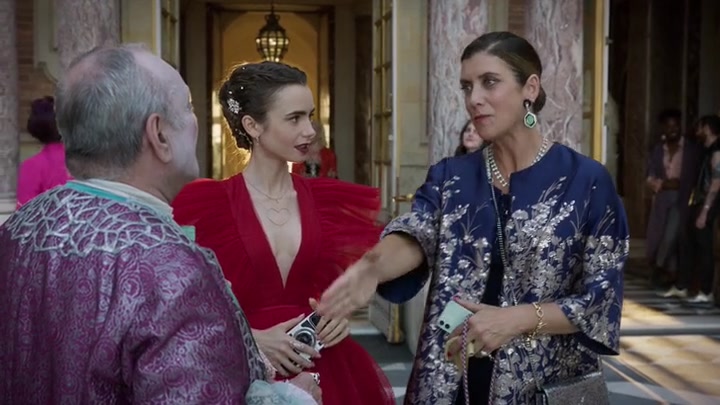 Emily_in_Paris_S02E10_WEBRip_x264-ION10_1926.jpg