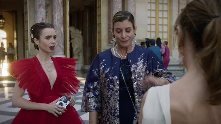 Emily_in_Paris_S02E10_WEBRip_x264-ION10_2027.jpg