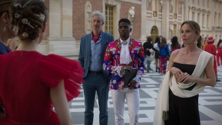 Emily_in_Paris_S02E10_WEBRip_x264-ION10_2029.jpg