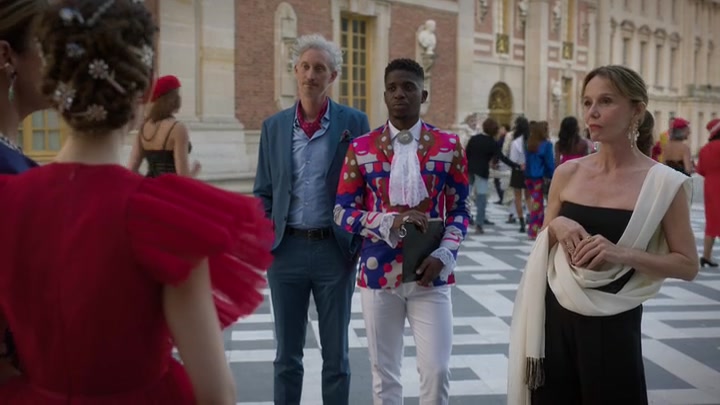Emily_in_Paris_S02E10_WEBRip_x264-ION10_2030.jpg