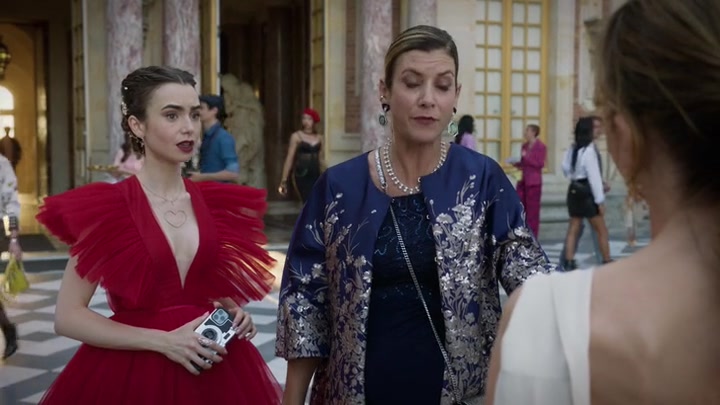 Emily_in_Paris_S02E10_WEBRip_x264-ION10_2037.jpg