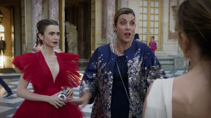 Emily_in_Paris_S02E10_WEBRip_x264-ION10_2039.jpg