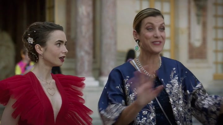 Emily_in_Paris_S02E10_WEBRip_x264-ION10_2055.jpg