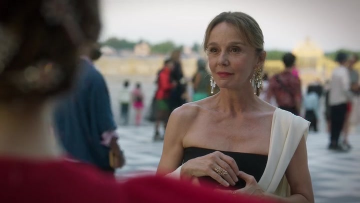 Emily_in_Paris_S02E10_WEBRip_x264-ION10_2057.jpg