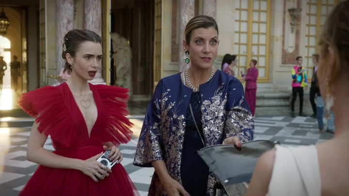 Emily_in_Paris_S02E10_WEBRip_x264-ION10_2068.jpg