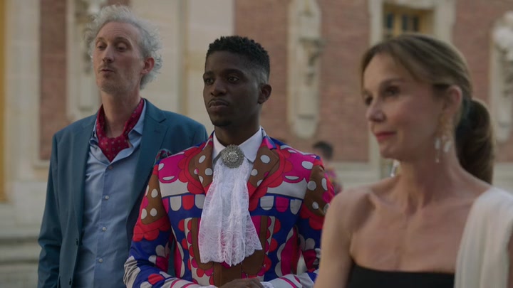 Emily_in_Paris_S02E10_WEBRip_x264-ION10_2069.jpg