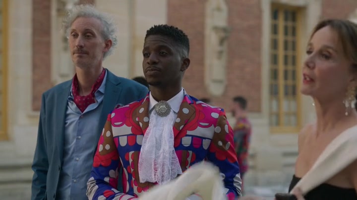 Emily_in_Paris_S02E10_WEBRip_x264-ION10_2072.jpg