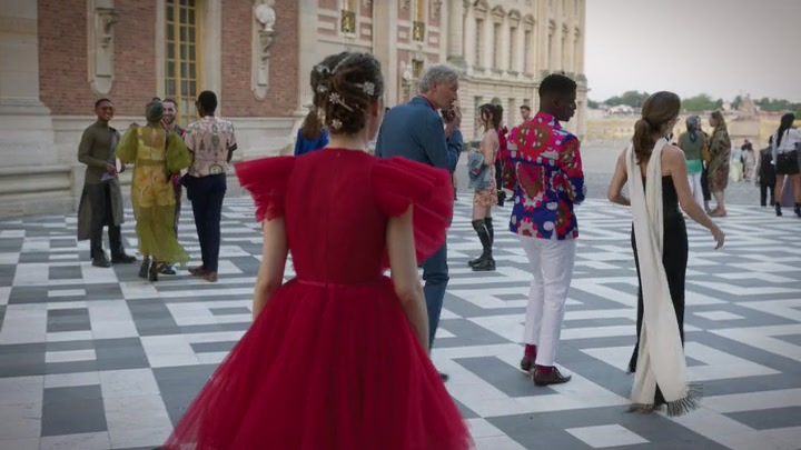 Emily_in_Paris_S02E10_WEBRip_x264-ION10_2078.jpg