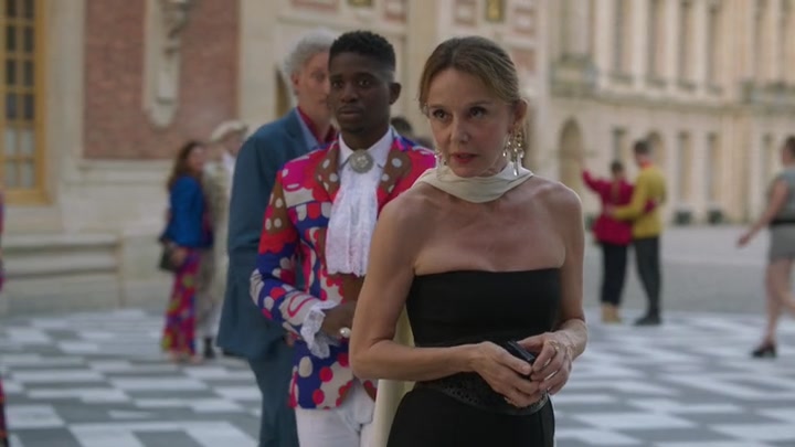 Emily_in_Paris_S02E10_WEBRip_x264-ION10_2084.jpg