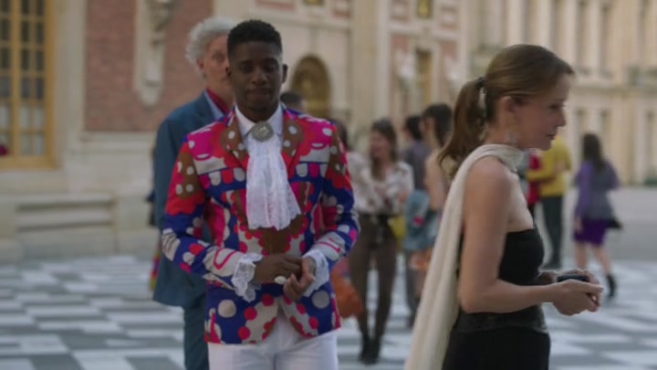 Emily_in_Paris_S02E10_WEBRip_x264-ION10_2087.jpg