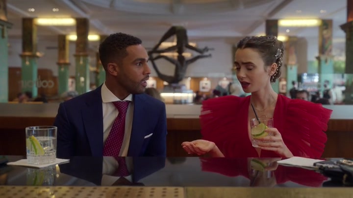Emily_in_Paris_S02E10_WEBRip_x264-ION10_2107.jpg