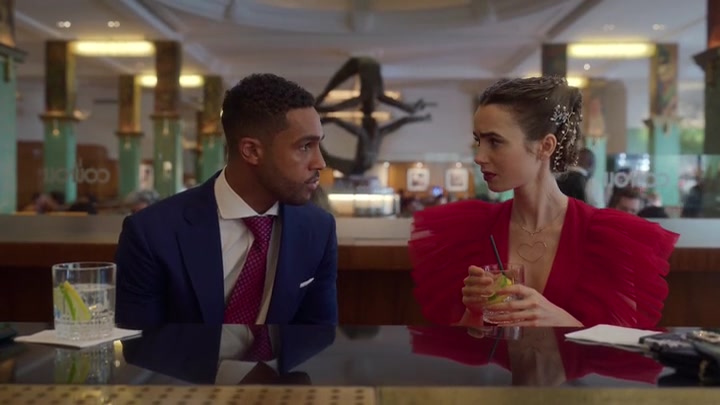Emily_in_Paris_S02E10_WEBRip_x264-ION10_2110.jpg