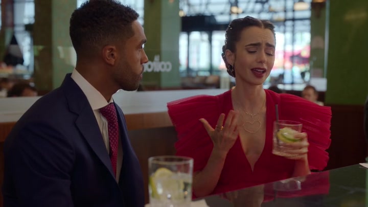 Emily_in_Paris_S02E10_WEBRip_x264-ION10_2118.jpg