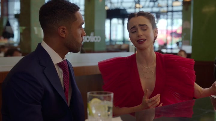 Emily_in_Paris_S02E10_WEBRip_x264-ION10_2119.jpg