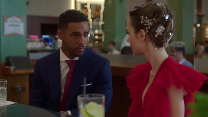 Emily_in_Paris_S02E10_WEBRip_x264-ION10_2138.jpg
