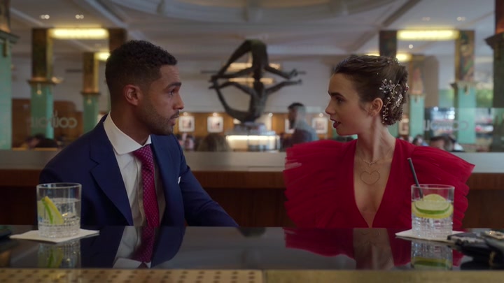 Emily_in_Paris_S02E10_WEBRip_x264-ION10_2176.jpg