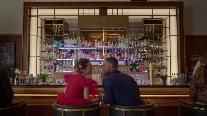 Emily_in_Paris_S02E10_WEBRip_x264-ION10_2213.jpg