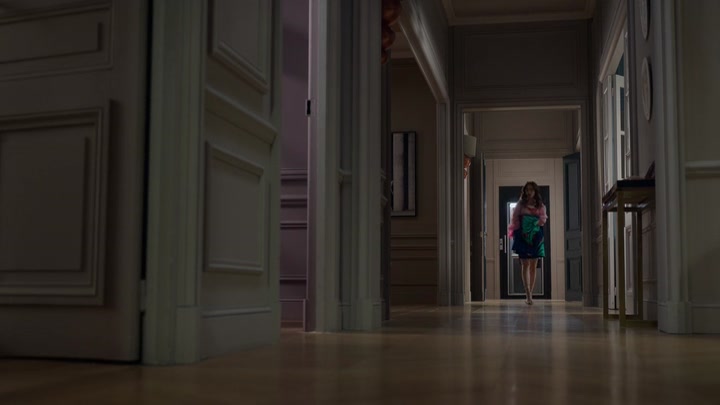 Emily_in_Paris_S02E10_WEBRip_x264-ION10_2226.jpg