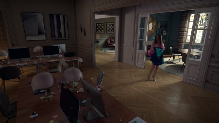 Emily_in_Paris_S02E10_WEBRip_x264-ION10_2236.jpg
