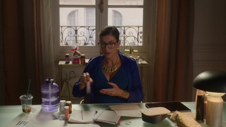 Emily_in_Paris_S02E10_WEBRip_x264-ION10_2242.jpg