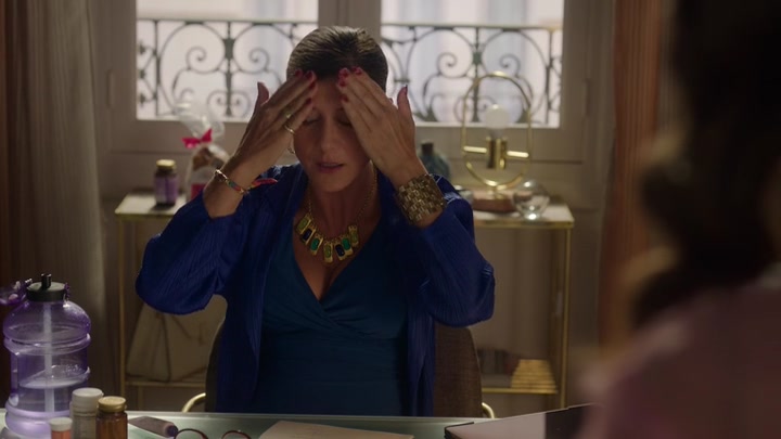 Emily_in_Paris_S02E10_WEBRip_x264-ION10_2253.jpg