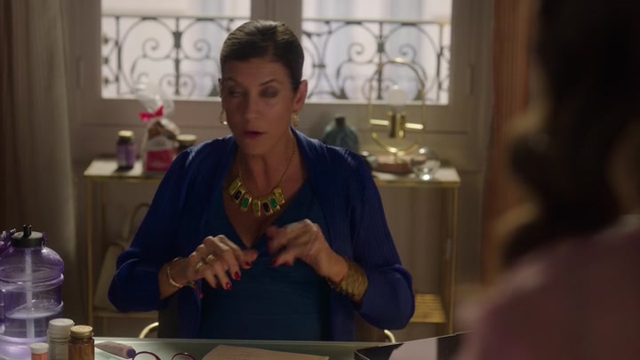 Emily_in_Paris_S02E10_WEBRip_x264-ION10_2263.jpg