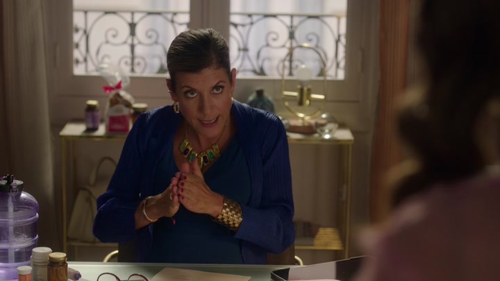 Emily_in_Paris_S02E10_WEBRip_x264-ION10_2280.jpg