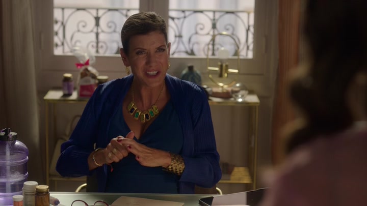 Emily_in_Paris_S02E10_WEBRip_x264-ION10_2283.jpg