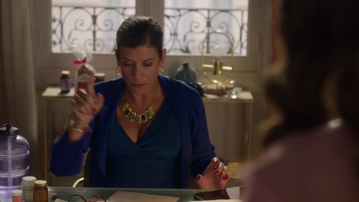 Emily_in_Paris_S02E10_WEBRip_x264-ION10_2297.jpg