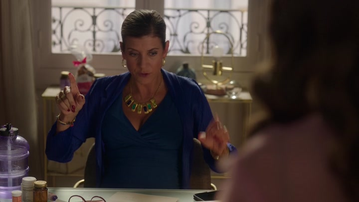 Emily_in_Paris_S02E10_WEBRip_x264-ION10_2299.jpg