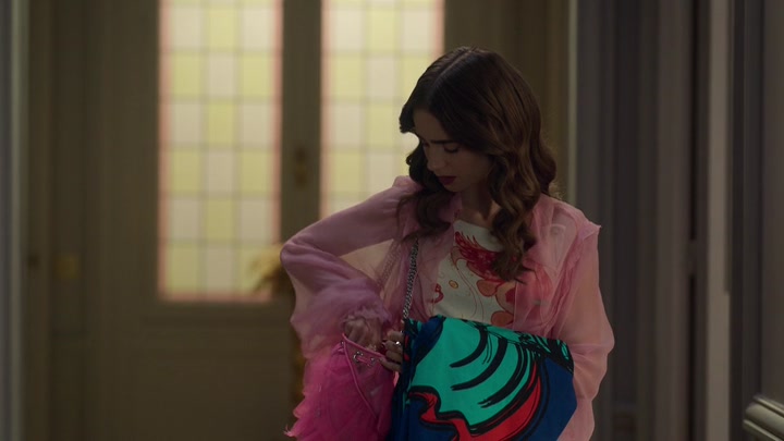 Emily_in_Paris_S02E10_WEBRip_x264-ION10_2336.jpg
