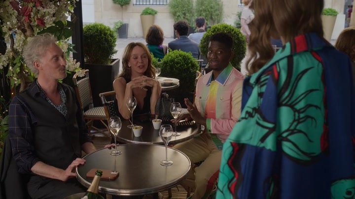 Emily_in_Paris_S02E10_WEBRip_x264-ION10_2367.jpg