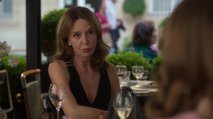 Emily_in_Paris_S02E10_WEBRip_x264-ION10_2402.jpg